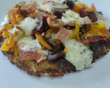 Foto del paso 6 de la receta: Torticas de coliflor a la pizza🍕de champiñones🍄, jamón🥓, queso🧀 y pimientos🍕🌶️