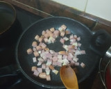 Foto del paso 2 de la receta: Pasta frita y salteada con bacon, salchicha y tomate