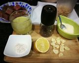 Foto del paso 1 de la receta Dados de atún congelado al ajillo con puré de alubia blanca