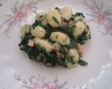 Foto del passaggio 5 della ricetta Gnocchi freschi con spinaci e pancetta