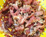 รูปขั้นตอนการทำที่ 1 ของ หมูทอด งา ขาว-ดำ แดดเดียว