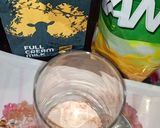 A picture of step 1 of Mango tang milk shake.