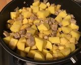 Une image de l'étape 12 de Sauté de porc aux pommes de terre et coing.