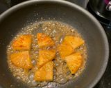 Une image de l'étape 3 de Ananas,miel,radis Green meat et cromesquis de crème fumée au foin.