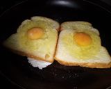 A picture of step 3 of Toast mayai.