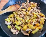 Une image de l'étape 10 de Poulet à l’ananas, oignon rouge, coriandre et cacahuètes.