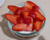 Foto del passaggio 4 della ricetta Dolce al cucchiaio veloce con biscotti ai cereali, ricotta e fragole