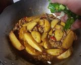 Foto langkah ke 5 dari resep Tumis Kentang Ayam Cincang.