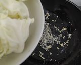 Foto langkah ke 2 dari resep Tumis Kol Daging.