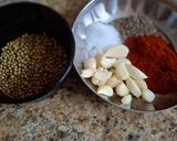 A picture of step 1 of Dry coconut and lasun chutney.