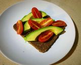 Foto del paso 3 de la receta Pan alemán, aguacate, queso y tomate
