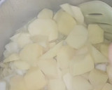 Foto del paso 3 de la receta: Patatas con sepia y guisantes