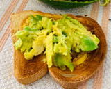 Foto del paso 2 de la receta: Desayuno rápido: Pan integral con aguacate