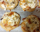Foto del paso 2 de la receta: Mini pizzas de nata, bacon, champiñones y cebolla
