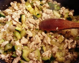 Foto del paso 8 de la receta: Espaguetis con calabacines, pollo picado con salsa de tomate casero