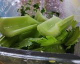 Foto del paso 3 de la receta: Agua de Piña🍍apio y perejil