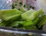 Foto del paso 3 de la receta: Agua de Piña🍍apio y perejil