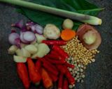 Foto langkah ke 1 dari resep Ayam ungkep kuning.