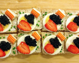 Foto del paso 3 de la receta: 41.🍓Canapés de huevo, fresas y caviar🥚