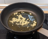 Foto del paso 1 de la receta: Revuelto de apio al ajillo con salmón ahumado