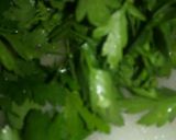 Foto del paso 5 de la receta: Muslos de pollo, puré con perejil y pico de gallo a lo Carmelita