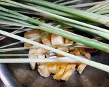 Hình bước làm 1 của món Đuôi heo xào khóm (món chay)