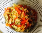 Foto del paso 2 de la receta: Ensalada deli y sencilla de pasta de colores