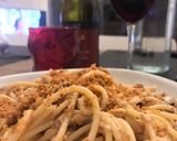 Foto del passaggio 2 della ricetta Spaghetti alla trota salmonata uvetta noci e pangrattato