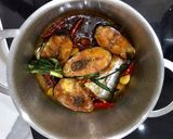 Hình bước làm 3 của món Cá basa kho hành ớt