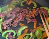 Une image de l'étape 4 de Bœuf sauté aux poivrons, servi avec du riz blanc.