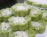 Foto langkah ke 8 dari resep Bolu pisang pandan tabur keju.
