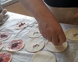 Foto del paso 7 de la receta: Bollitos Hojaldrados rellenos de Crema Pastelera y Mermelada de Cereza