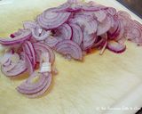 Foto del passaggio 1 della ricetta Sovracosce di pollo in umido con insalata di cavolo all'arancia