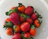 Foto langkah ke 2 dari resep Puding Susu Strawberry.