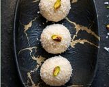 कोकोनट लड्डू (Coconut ladoo recipe in Hindi) रेसिपी चरण 3 फोटो