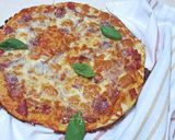 Pas rețetă Pizza cu șuncă, mozzarella și parmezan 4 fotografie