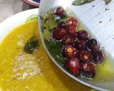 A picture of step 4 of Moong ki khati tarkay wali daal.