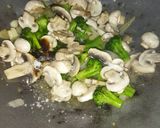 Foto langkah ke 4 dari resep Cah brokoli jamur kancing.