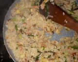 Foto langkah ke 3 dari resep Salmon Chahan (Nasi Goreng Salmon).