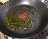 Une image de l'étape 6 de Poêlée de trompettes de la mort aux oignons nouveaux, porc et poivron rouge.