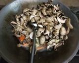 Foto langkah ke 4 dari resep Tumis Jamur Kancing.