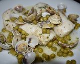 Foto del paso 5 de la receta: Merluza con guisantes y almejas