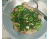 Foto langkah ke 4 dari resep Tumis Sawi & Sosis.