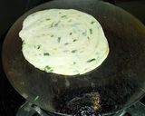A picture of step 4 of Green garlic laccha paratha.