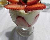 Foto del paso 6 de la receta: Postre en copa de frutillas 🍓 y crema Chantilly