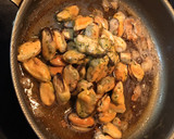 Foto del paso 1 de la receta: Linguine Con Mejillones en Mantequilla & Ajo