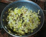 Foto del paso 4 de la receta: Tortilla de papas con cebolla y puerro sofrito y ensalada