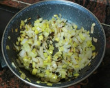 Foto del paso 4 de la receta: Tortilla de papas con cebolla y puerro sofrito y ensalada