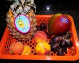 Foto del paso 1 de la receta: Ananá con ensalada de frutas tibia y helado