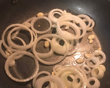 Foto del paso 2 de la receta: Salmón con cebolla y Ensalada Rusa